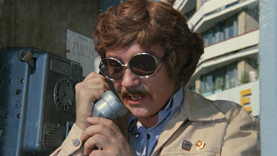     Мошенник   
Цитата из к/ф «Иван Васильевич меняет профессию». Реж. Леонид Гайдай. 1973. СССР