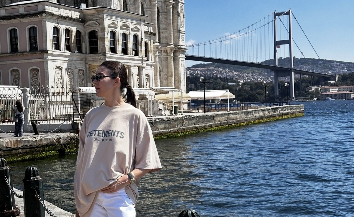 Перестаньте скакать. Выйдите из шторма. Как идентичность предпринимателя превращает хаос в понятное движение, видимость будущего и системное продвижение. Без выгорания.
