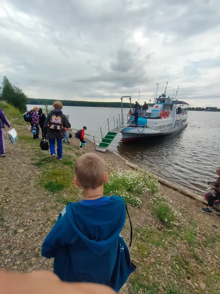 Судно типа "Москвич" (ПТ) на реке Чусовая. Пермский край, 2024 год