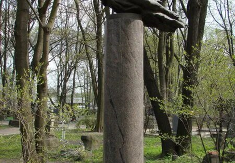 «Литераторские мостки» – некрополь, ставший местом последнего приюта многих выдающихся скульпторов, архитекторов и художников