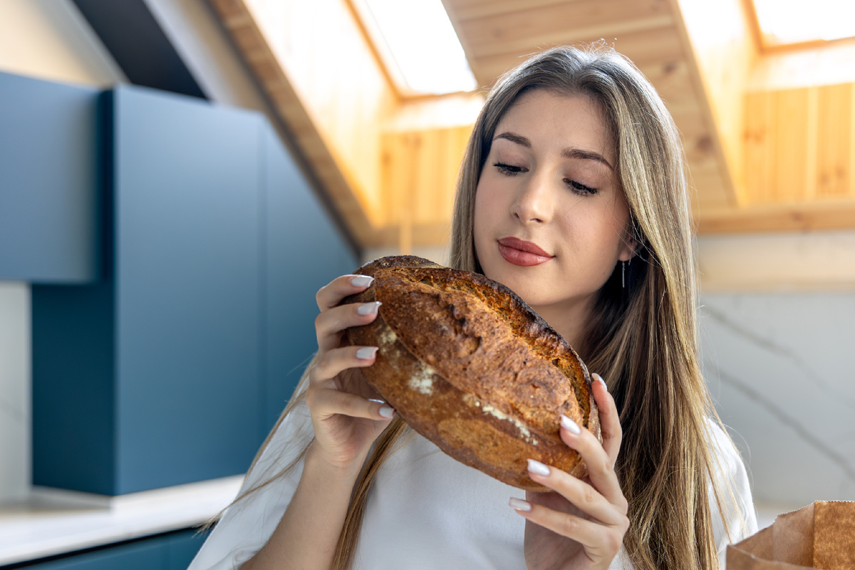 https://ru.freepik.com/free-photo/woman-examines-fresh-homemade-bread-kitchen-bread-aroma_425368058.htm#fromView=search&page=1&position=0&uuid=b3583018-90ac-4eee-954c-79adc689c9c0&query=%D1%85%D0%BB%D0%B5%D0%B1+%D0%B5%D1%81%D1%82%D1%8C