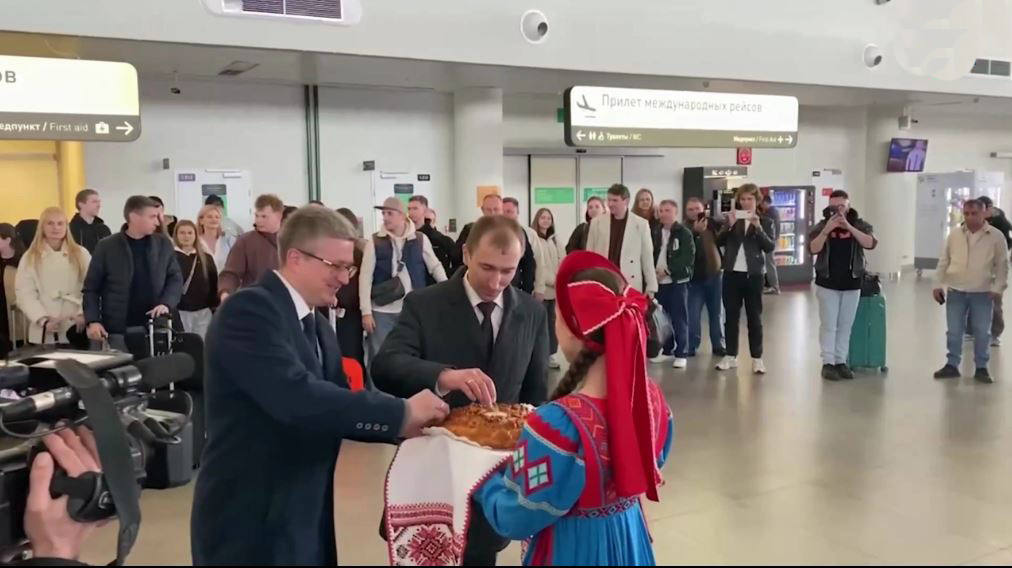 Белорусскую делегацию с сердечной теплотой, с песнями и хлебом-солью, как давних, добрых друзей и желанных гостей, встречал Государственный академический Волжский русский народный хор имени Петра Милославова