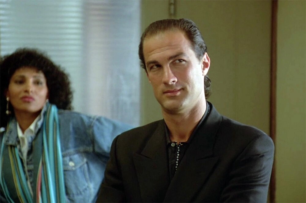    Стивен Сигал в фильме «Над законом» (1988). Фото: Кадр из фильма