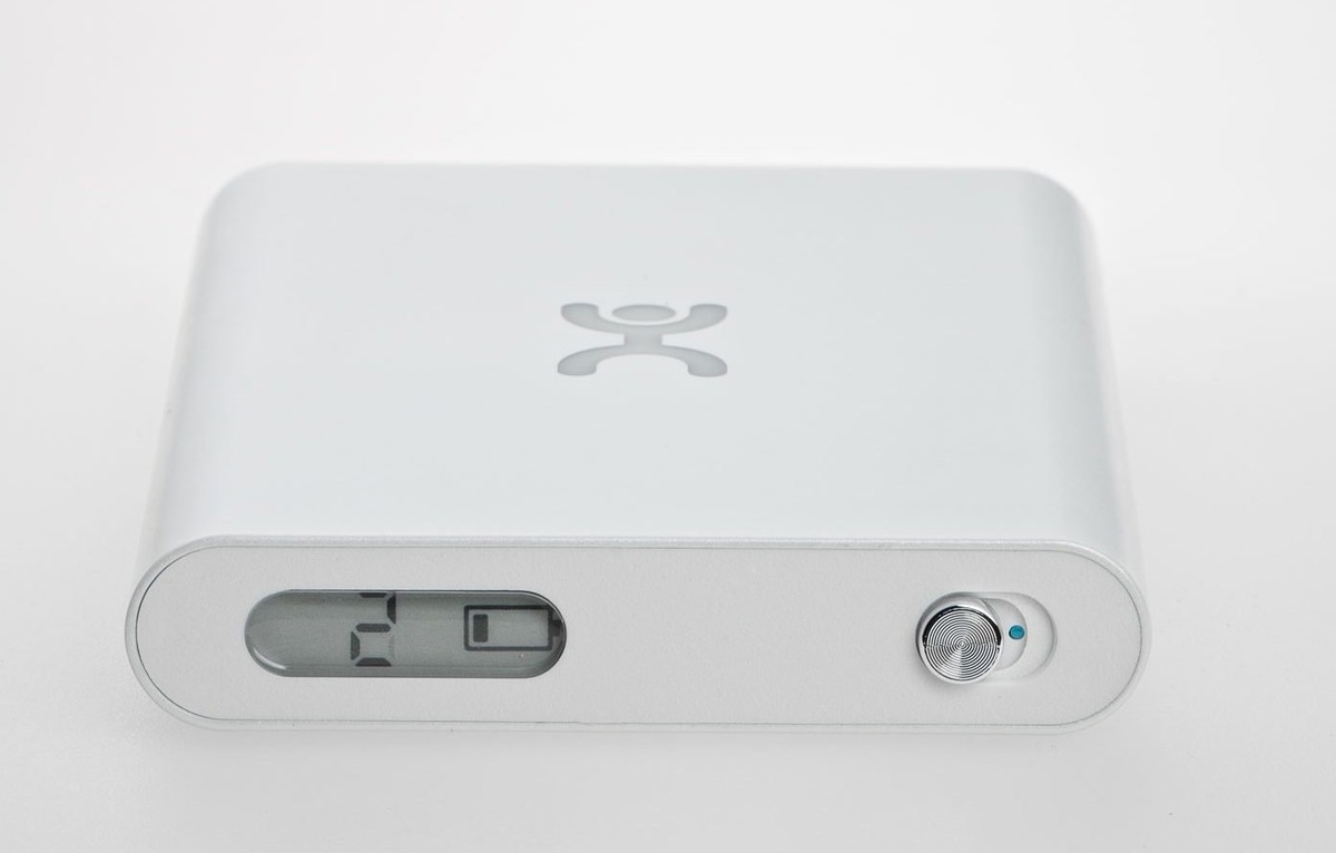 Yota Many — это мобильный 4G-роутер, который позволяет подключаться к интернету через сим-карту и раздавать Wi-Fi на несколько устройств. Аппарат был красивый, но ненадежный: сеть отваливалась каждые 20 минут, батареи хватало на час с небольшим активной работы, кнопка питания постоянно глючила, переводя гаджет в другой режим