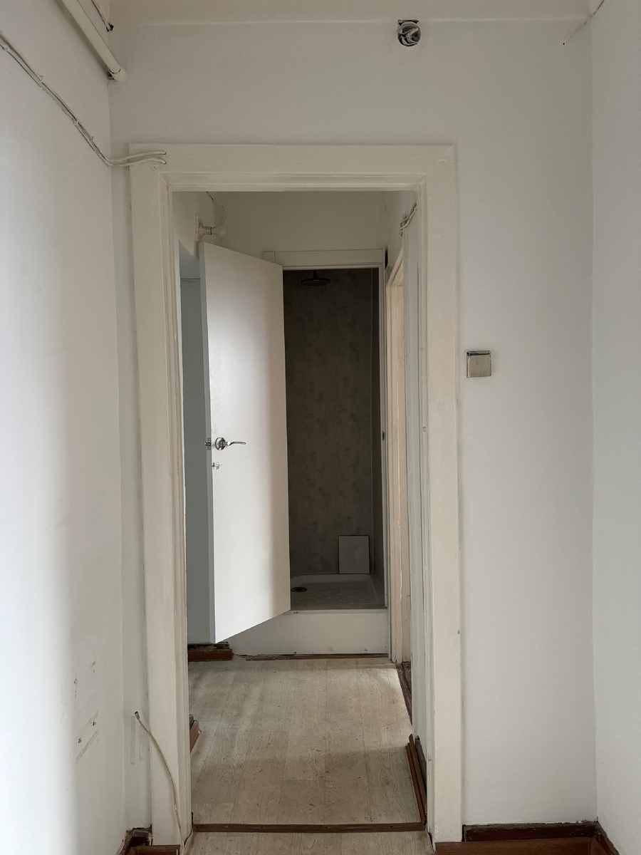 Вот так выглядел этот душ в шкафу при покупке квартиры. Помимо самой конструкции, в нем не было ни вентиляции, ни нормального доступа к трубам