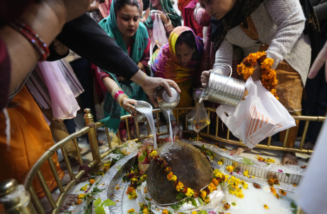Шиву хоть поливают молоком в фонтанчике, а не в проточной реке