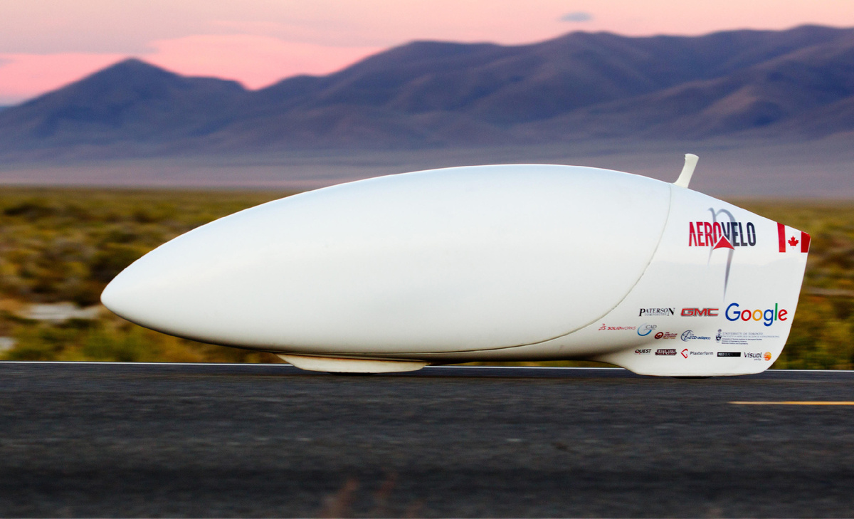 Веломобиль "Eta" от команды "Aerovelo" в 2016 году разогнался до 144,17 км/ч только за счёт мускульной силы человека