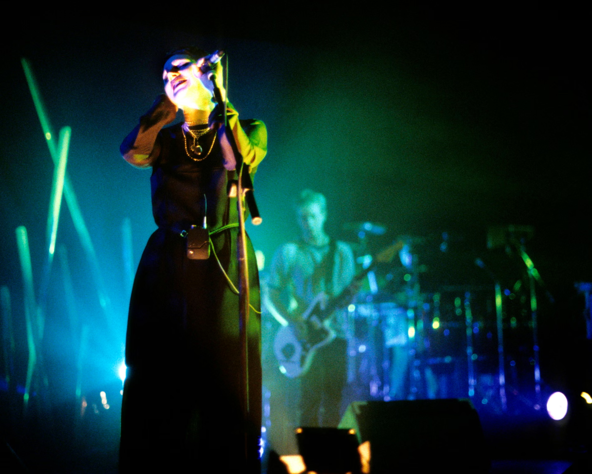 Группа Cocteau Twins во время концерта, около 1994 года. Фото: Патрик Форд/Redferns