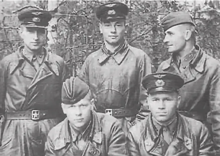 На общей фотографии летчики 16-го ИАП. Лейтенант Михаил Бабушкин стоит в центре