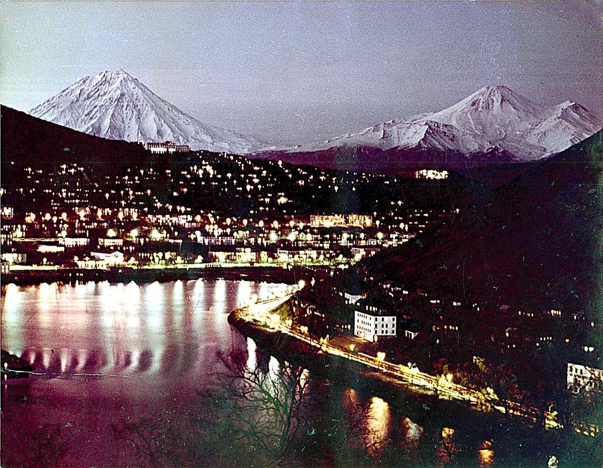 2. Ночной  ПИТЕР. Слева - Корякский вулкан. Справа - Авачинский вулкан