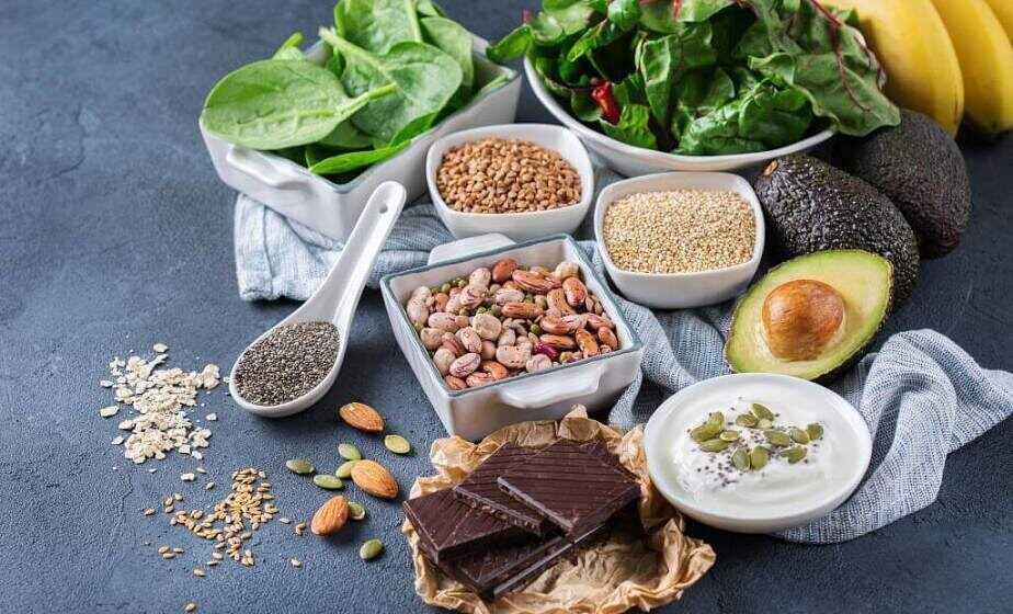 Магний — природный «выключатель» стрессовой реакции. Орехи, шпинат, тёмный шоколад — ежедневные источники