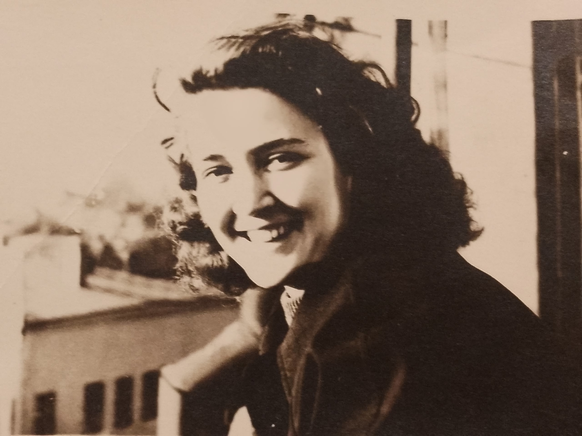 Мама на балконе на Курской. Из архива автора.