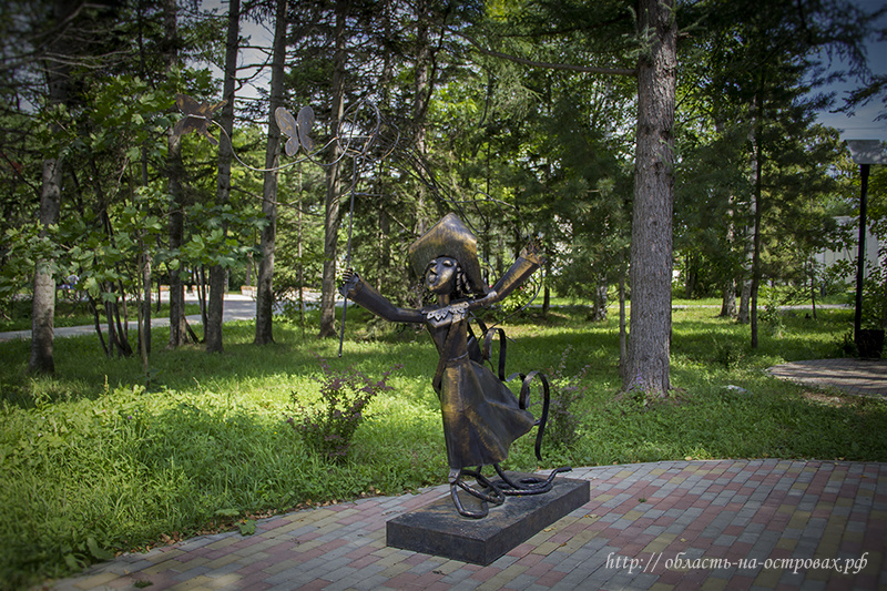 Девочка с сачком (ловит бабочек)