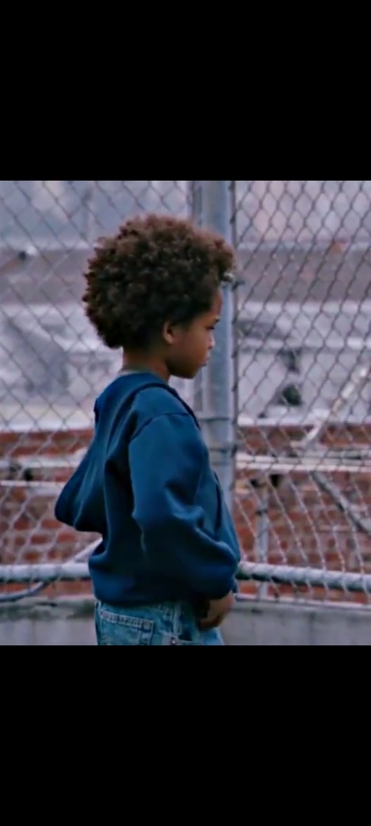 У ребенка мечта стать баскетболистом. 