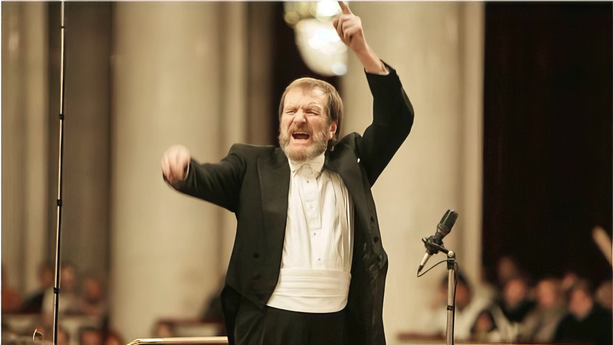 Дирижер Максим Шостакович