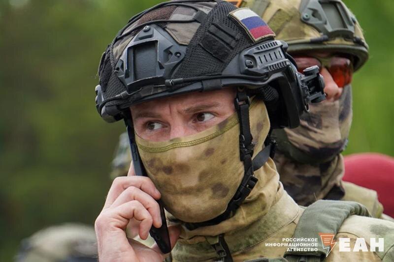    ЕАН. Военный с телефоном