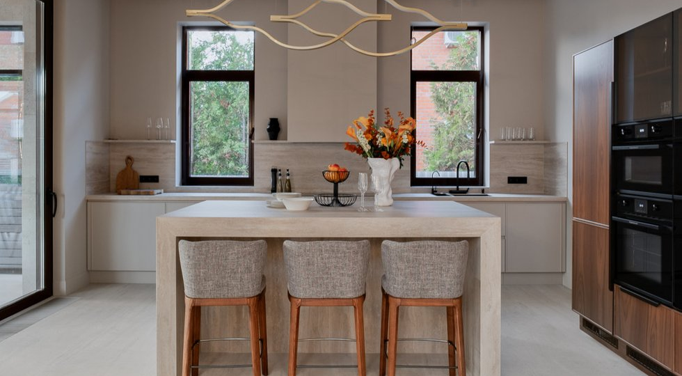 Как архитекторы создали просторный светлый дом в Барвихе со вторым светом и камином