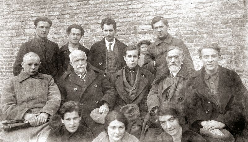 Группа выпускников этнографического отделения Ленинградского университета. Е.А. Крейнович в центре, справа от него Л.Я. Штернберг, слева В.Г. Богораз. Ленинград. 1926 г.