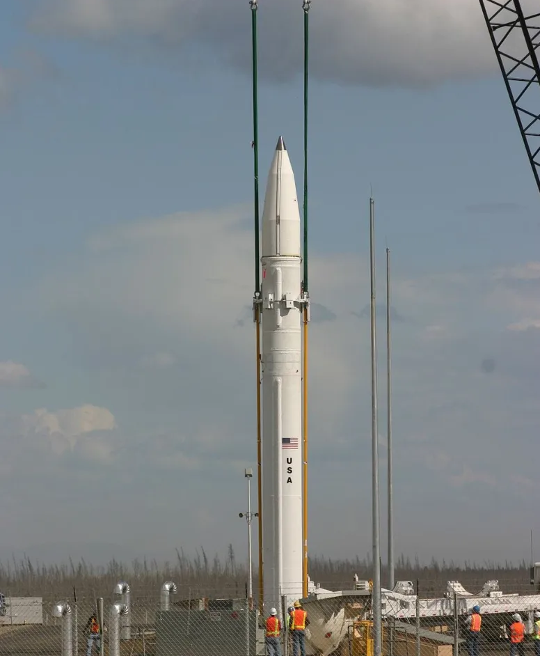 Процесс загрузки перехватчика в шахту на Аляске