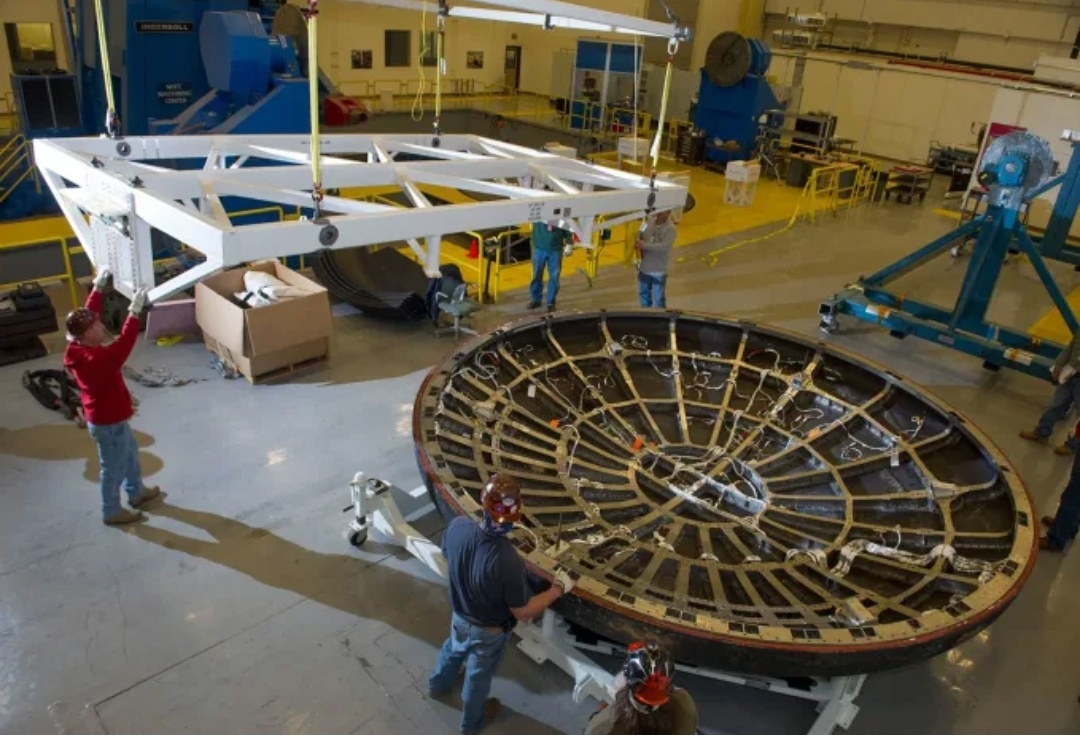 Во время первого испытательного полета «Ориона» температура абляционного материала теплозащитного экрана достигла примерно 4000 градусов по Фаренгейту (2200 градусов по Цельсию). Эммет Гивен/НАСА/MSFC