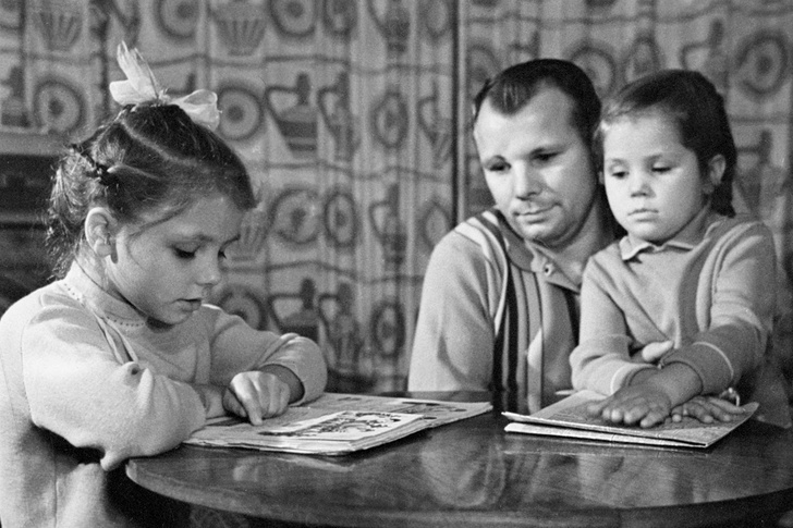    Юрий Гагарин и его дочери Елена (слева) и Галина (справа)    
Валентин Черединцев/ТАСС