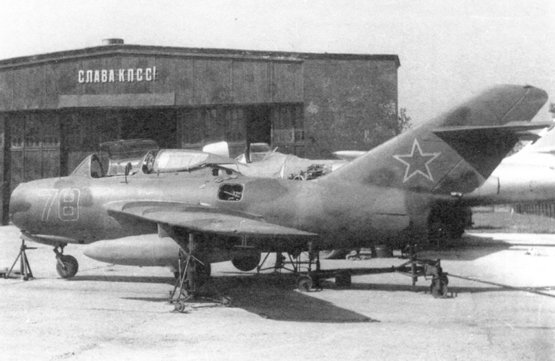 УТИ МиГ-15 на регламентных работах, аэродром Щучин
Источник war-book.ru