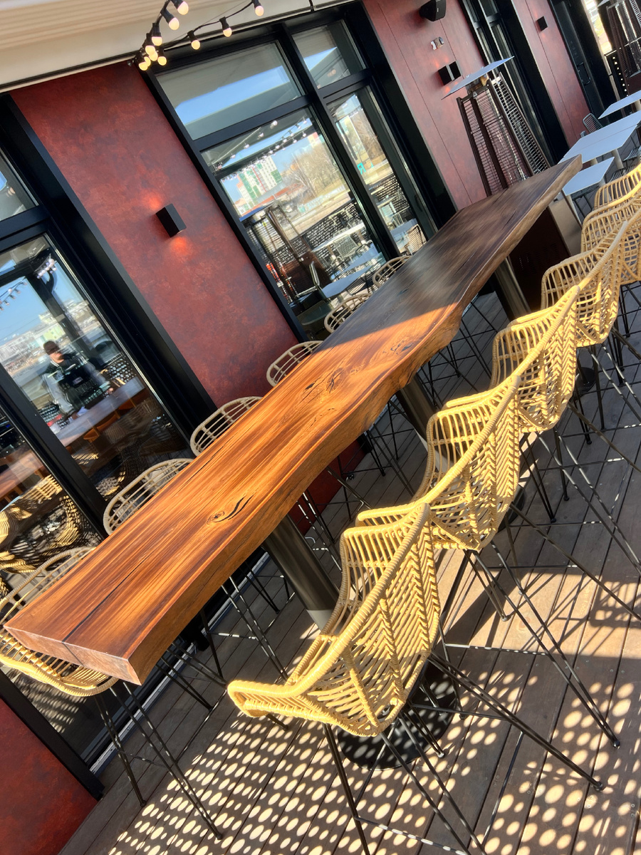 Барный стол из слэба термированного дуба в летнем ресторане