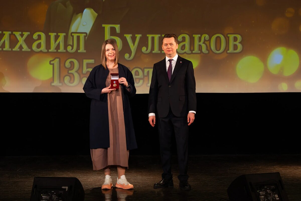 На вручении медали "Михаила Булгакова", приуроченной 135-летию литератора, в честь номинации на премию "Поэт года". На фото: поэтесса Авея Аггер и президент Российского союза писателей Дмитрий Кравчук.