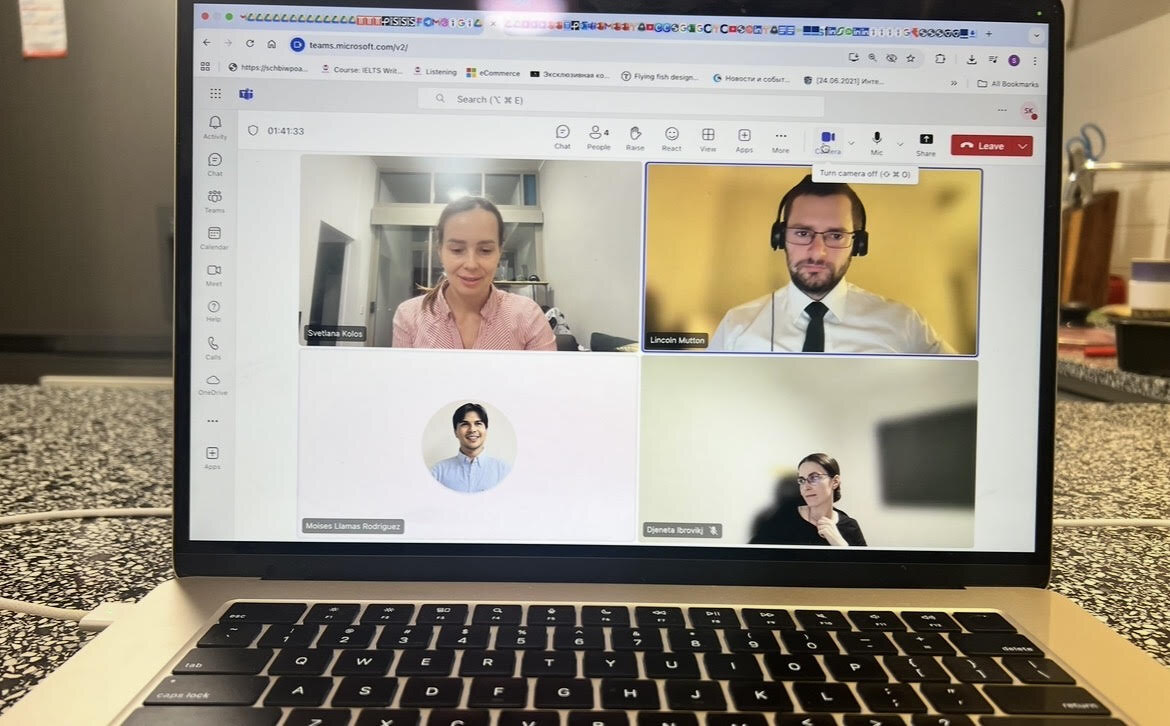 Собственно так проходят встречи, в редких случаях все включают камеры