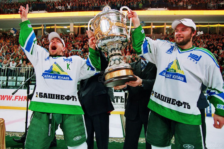    Владимир Антипов (слева) и Олег Твердовский / фото: hcsalavat.ru