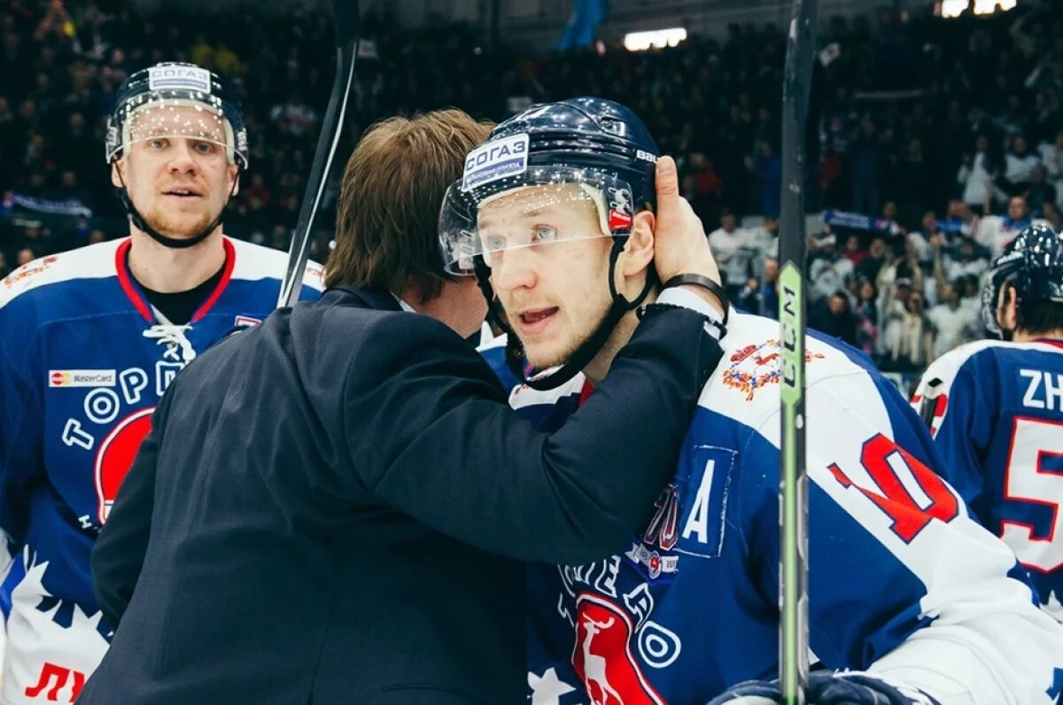    Владимир Галузин (на фото справа) уехал в "Металлург" после десяти с лишним лет в "Торпедо",