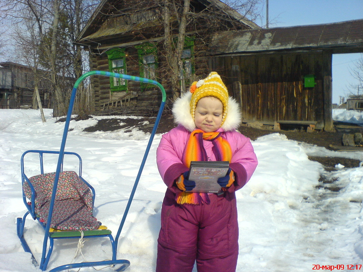 Диана на фоне нашего дома 17 лет назад