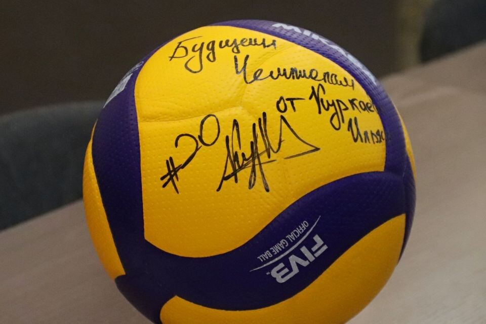    Мяч с подписью игрока новосибирского «Локомотива», одного из первых участников «Здесь зажигаются звёзды» Ильяса Куркаева. Фото: Олег Харлов / «Алтайский спорт»