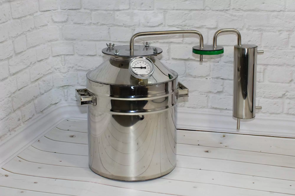 Дистиллятор Умелец БФТМ с банкой-сухопарником.