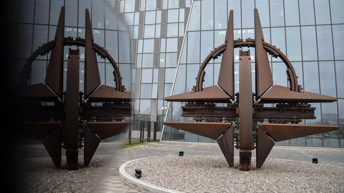 Логотип НАТО перед штаб-квартирой в Брюсселе / © Sputnik / Алексей Витвицкий