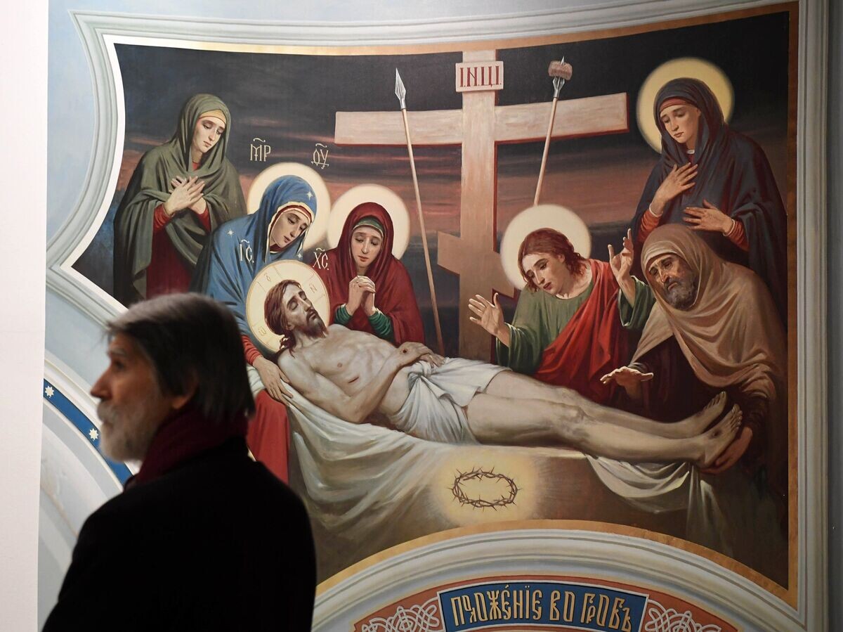    Посетитель у работ Михаила Полетаева и Василия Нестеренко на открытии выставки "Русский Афон" | © РИА Новости / Илья Питалев