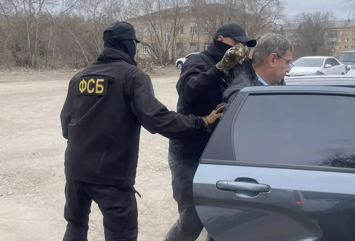 
Сотрудниками УФСБ России по Челябинской области начальник муниципального учреждения задержан с поличным при получении части взятки в крупном размере только по одному из эпизодов противоправной деятельности.