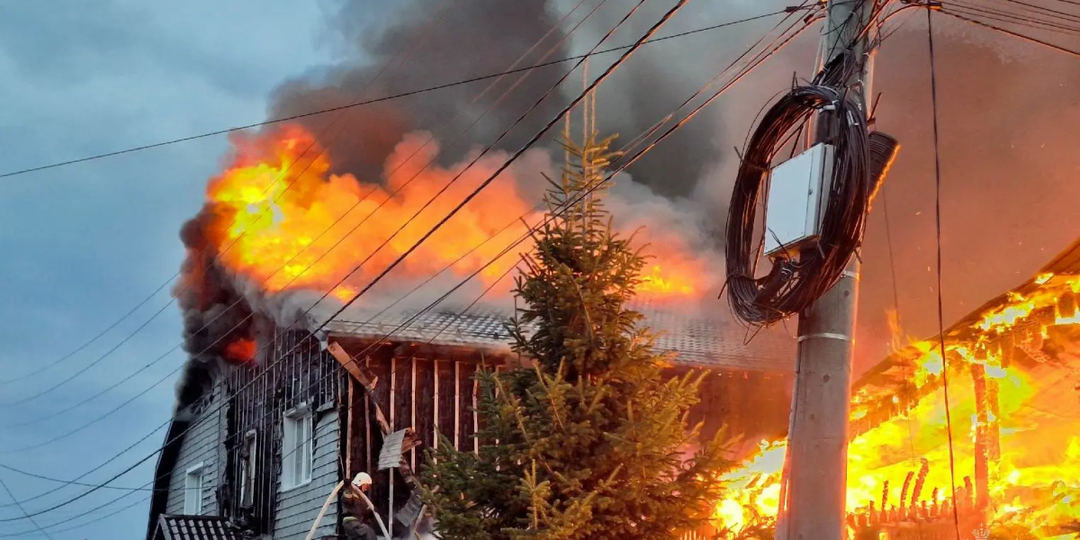 В Златоусте огонь оплавил коттедж и уничтожил соседний дом