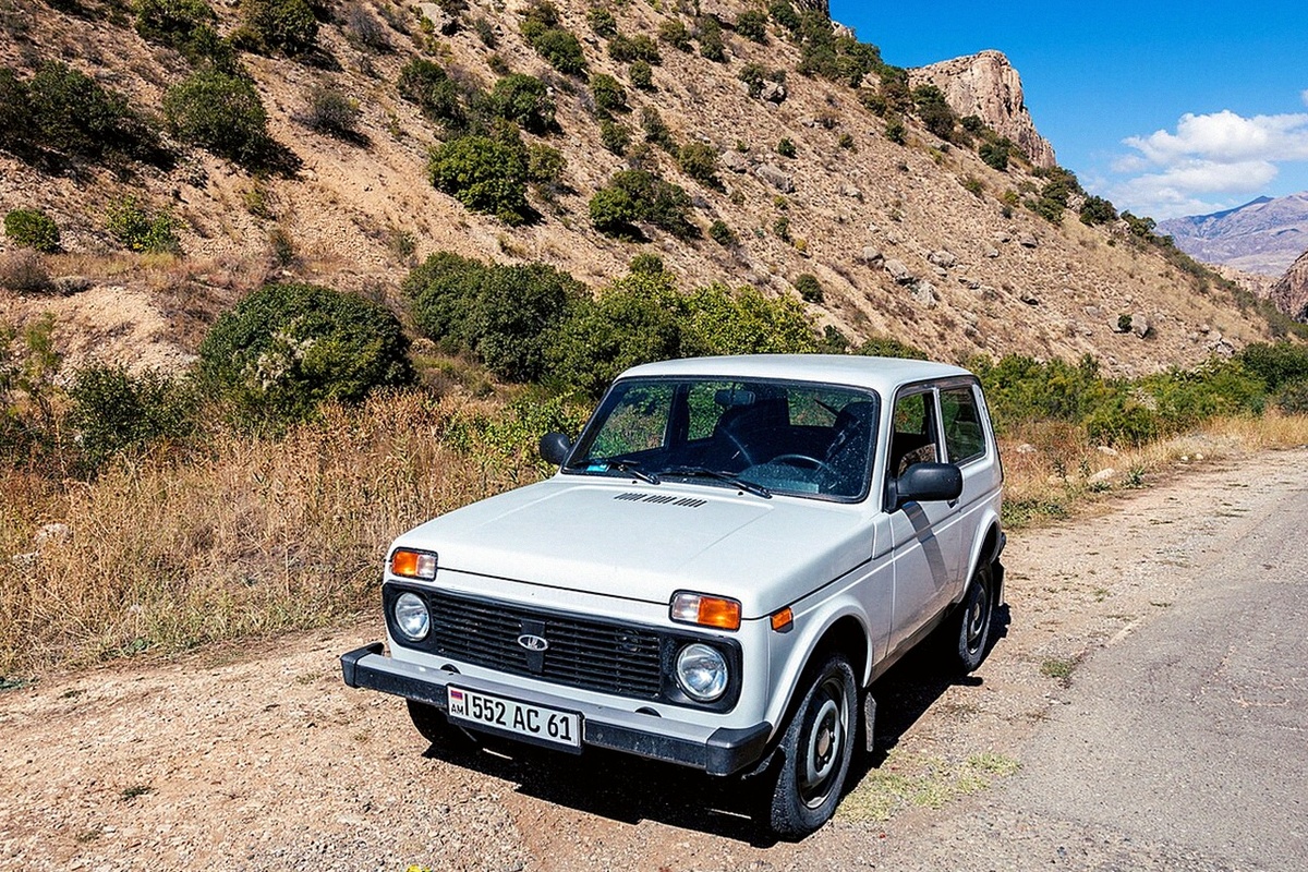 Классическая Нива (ВАЗ-2121) на горной дороге в Армении. Машина 1977 года до сих пор в производстве, и это многое объясняет.