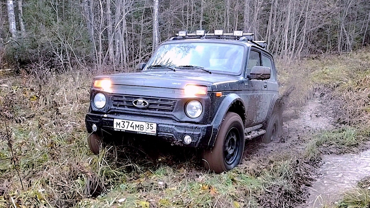 На лесном бездорожье Нива едет уверенно, но несущий кузов ставит предел тому, насколько далеко можно зайти.