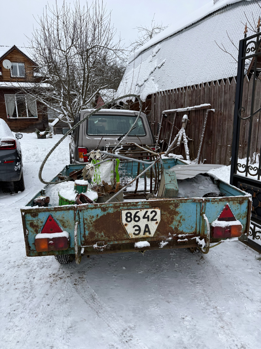 Этой зимой нам сдать металл не удалось, пришлось вернуться и закрывать прицеп с ломом на зиму