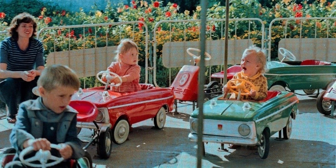Счастье советского детства иногда помещалось в маленькую машинку в парке.