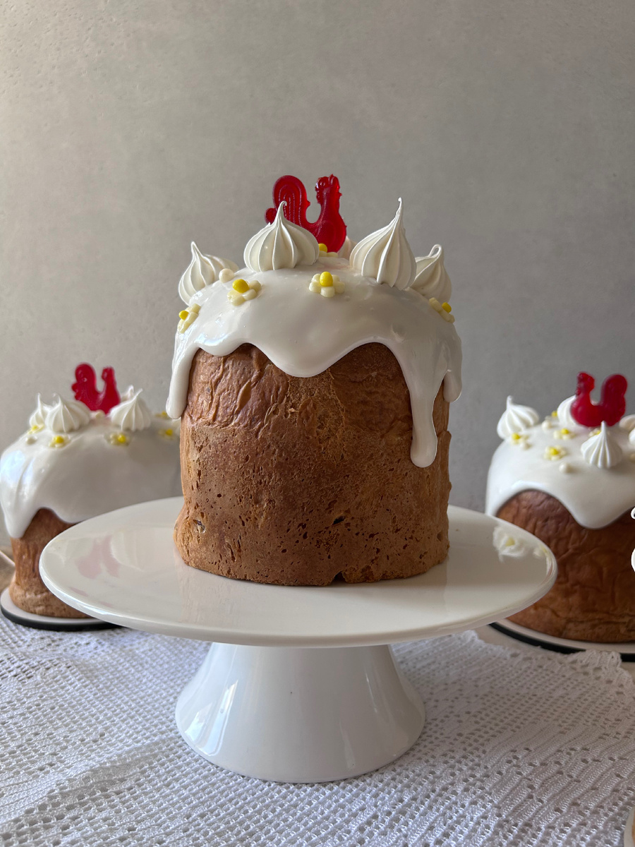 Пасхальный кулич , украшенный петушком из изомальта 