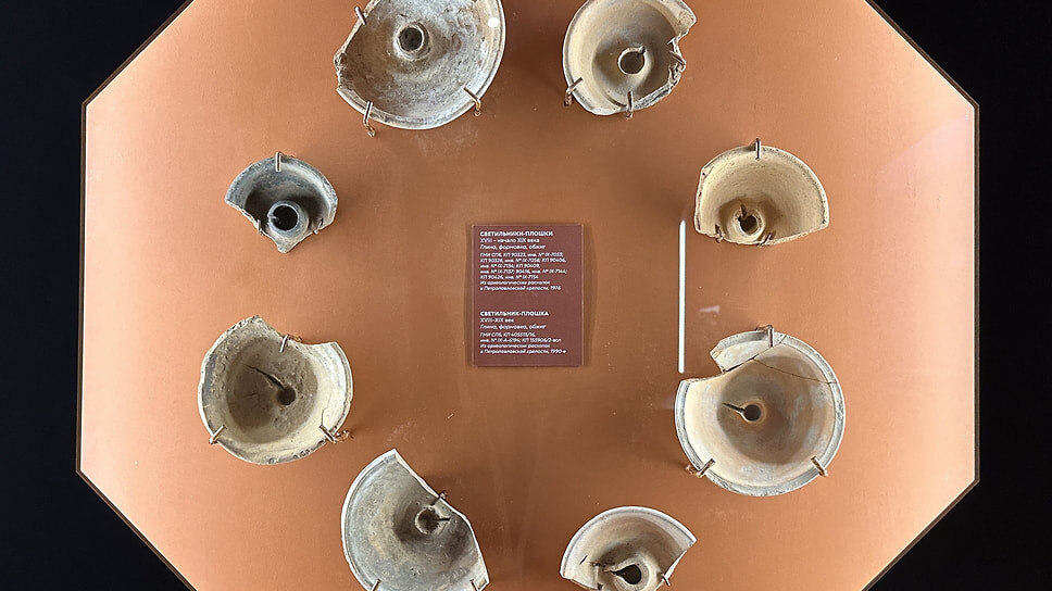 Светильники-плошки на выставке «Акрополис. Явление крепости» в Петербурге.📷Фото: Анна Черникова / Коммерсантъ