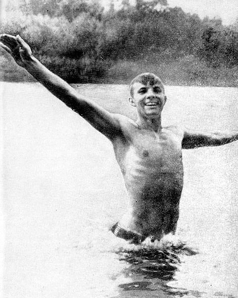 Гагарин купается в Волге во время учебы в индустриальном техникуме, 1950-е годы. Фото из архивов.
