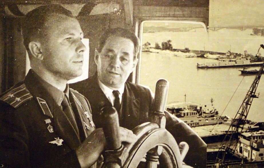 Редкий кадр: Гагарин за штурвалом теплохода «Космонавт Гагарин». Фото из архива, https://gornovosti.ru.