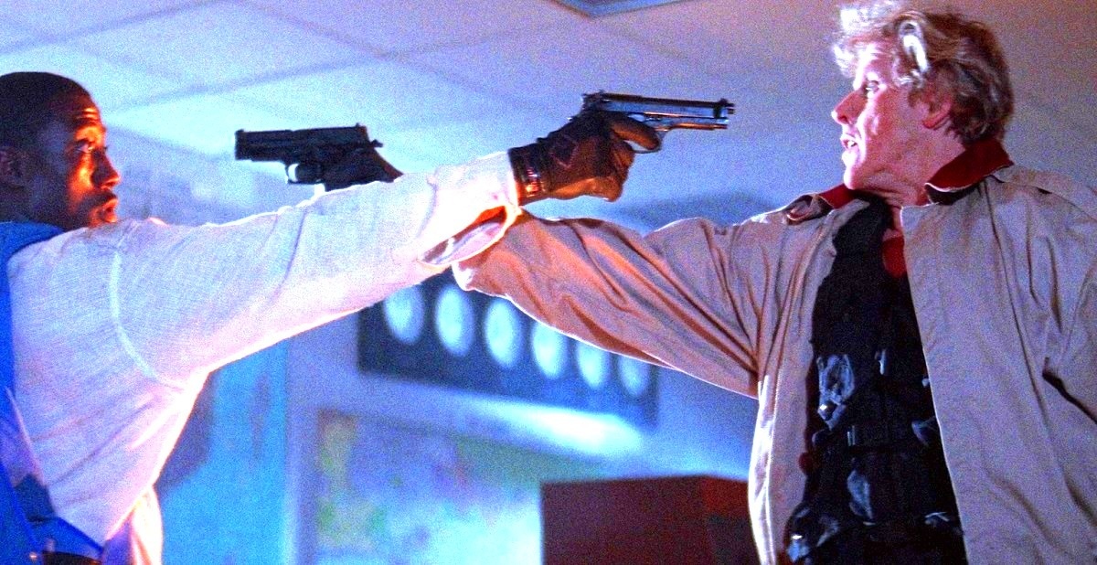 Всего-то год отработал Джон Ву тогда в Голливуде, а его фишки уже лямзили все, кому ни лень. 