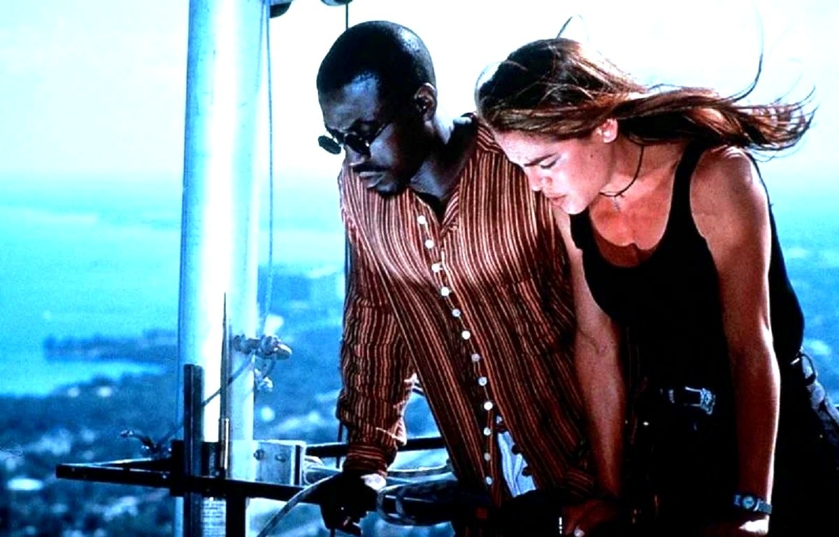 Янси Батлер - не родственница Джерарду Батлеру, но тоже большая хулиганка. Вон 9 лет назад даже была арестована за вождение машины в напрочь "обдолбаном" виде. 