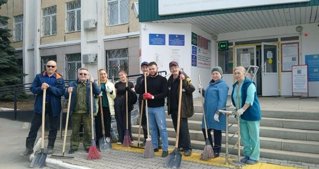 В городе Учалы прошел субботник «Чистый четверг» по санитарной очистке дворов, улиц, дорог на территории городского поселения
