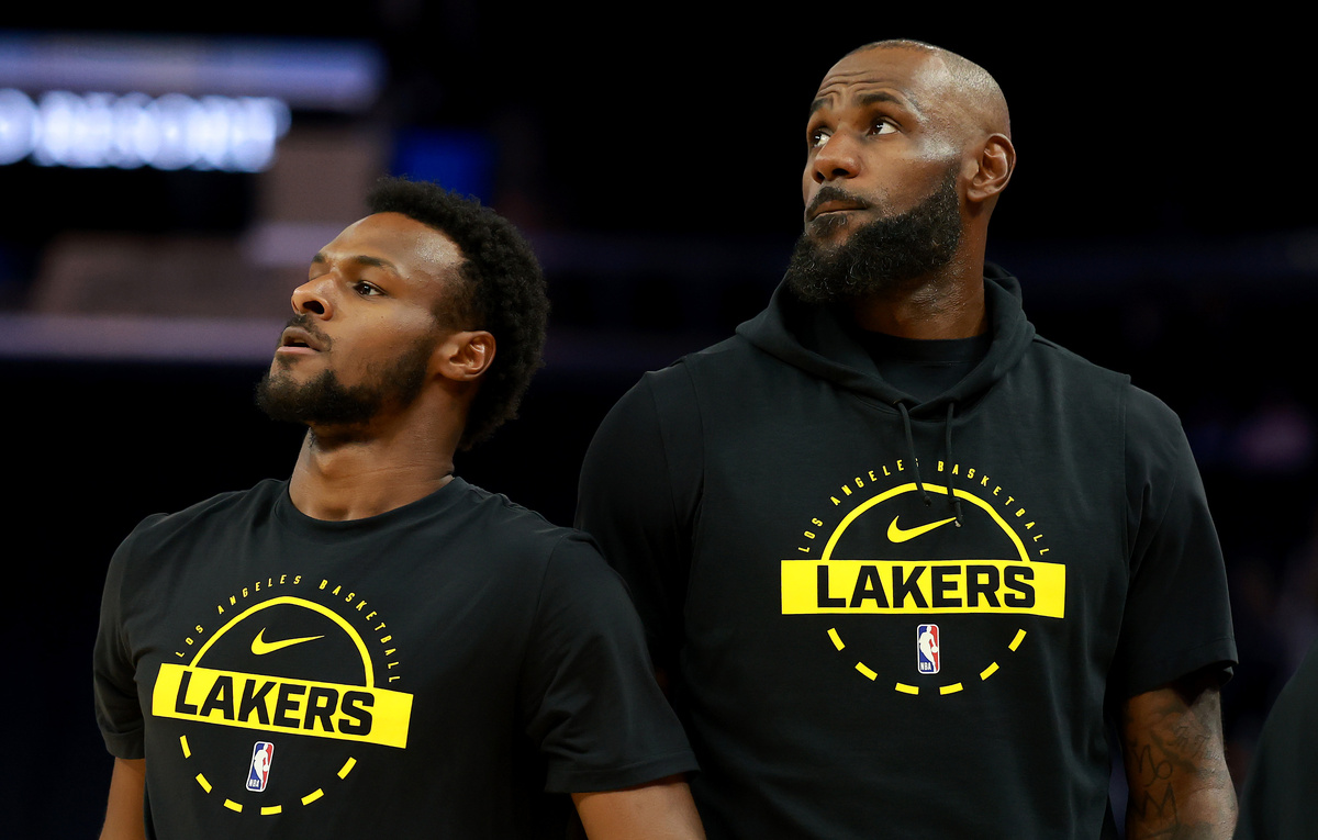    Баскетболисты "Лос-Анджелес Лейкерс" Бронни и Леброн Джеймсы  Ezra Shaw/Getty Images